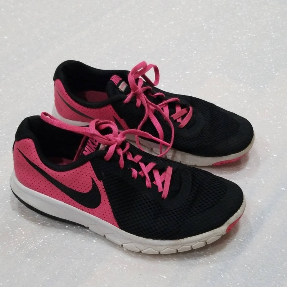 Nike big girl shoes size 5 W☺❤